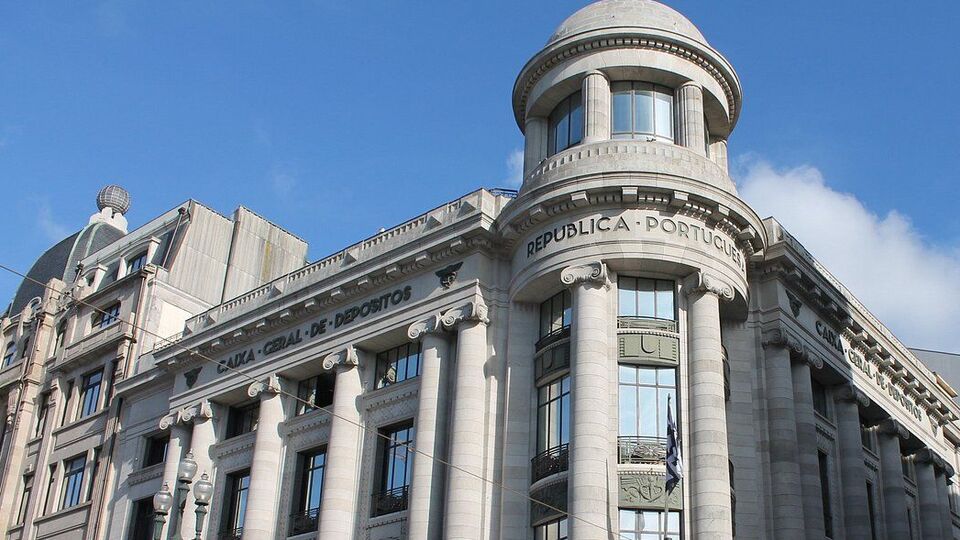 Найбільший банк Португалії примусово закриває рахунки росіянам. У чому причина