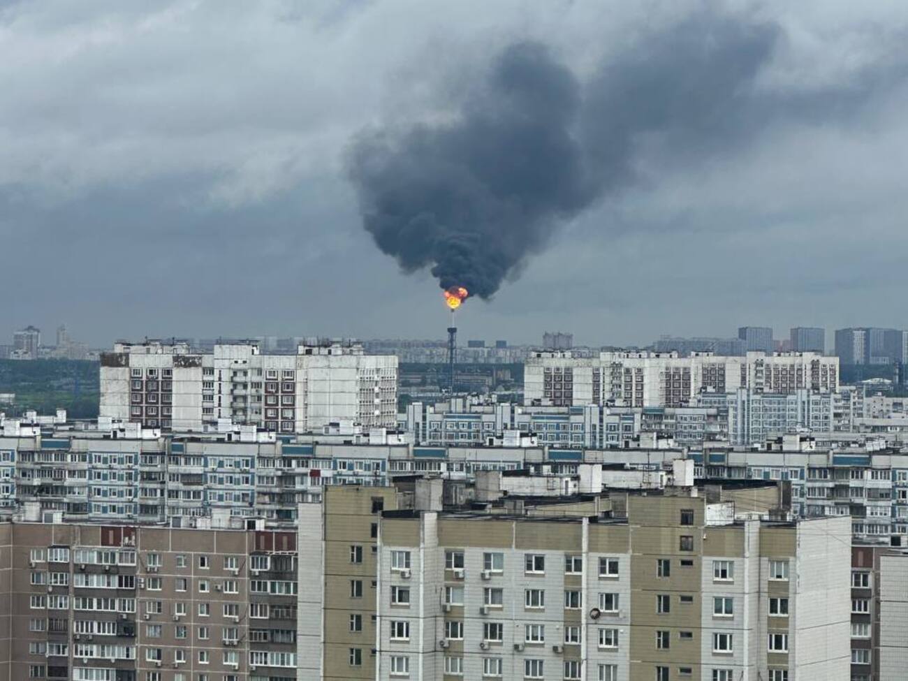 Столицю РФ масовано атакували дрони. Загорілось "серце" московського НПЗ