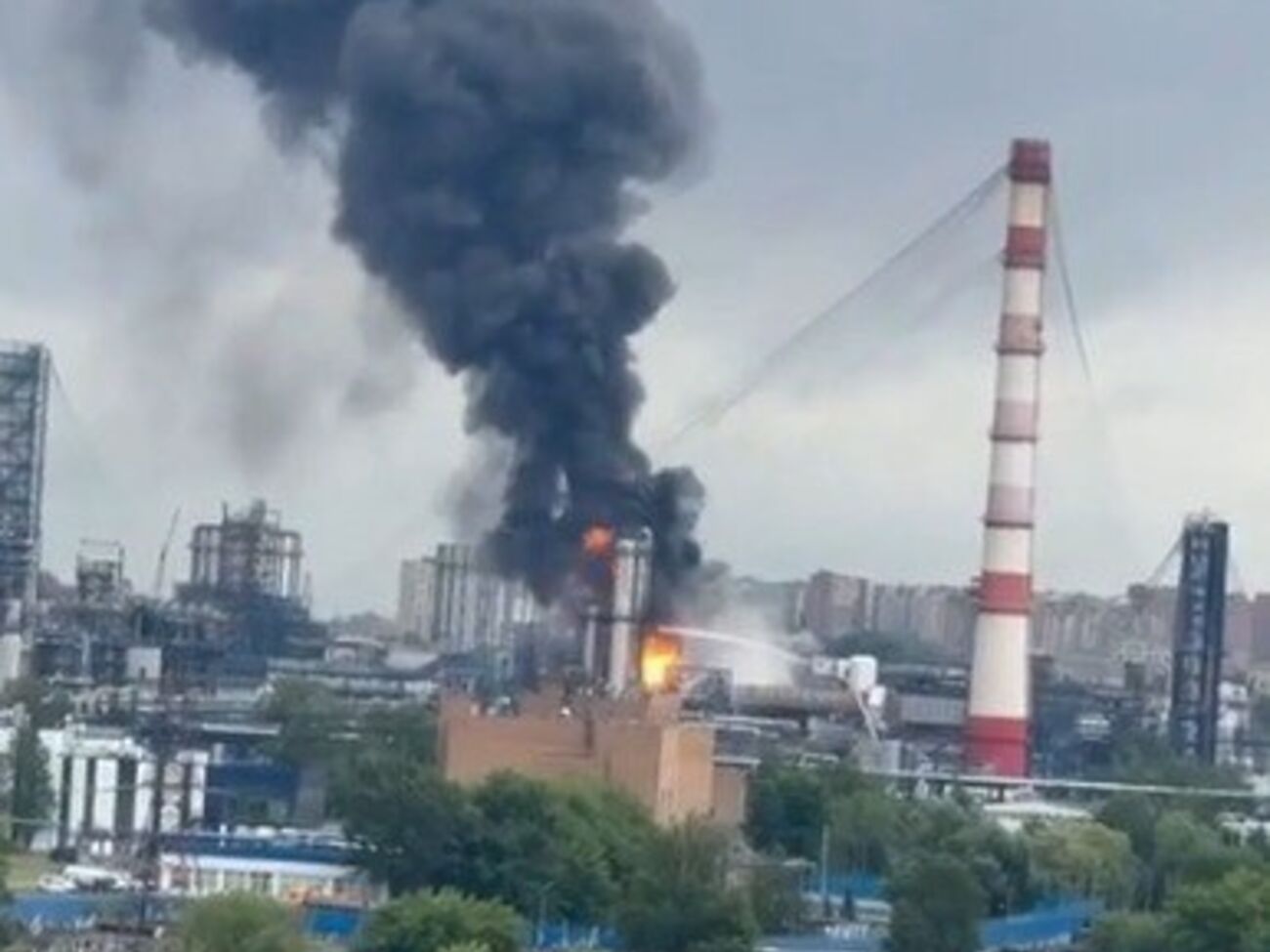 "Бензинові цистерни в РФ уже прирівнюються до явлення Христа". Московський НПЗ зупинив роботу – ЗМІ