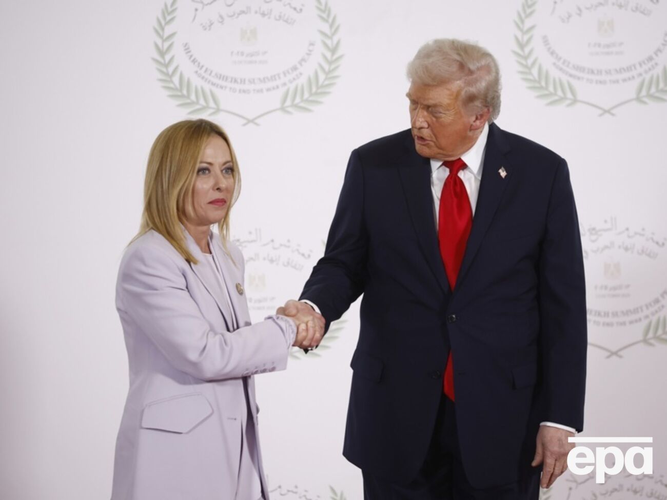  "Трамп, у тебя проблемы". В сети обсуждают угрожающую позу Мелони. Видео