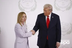 "Трамп, у тебя проблемы". В сети обсуждают угрожающую позу Мелони. Видео