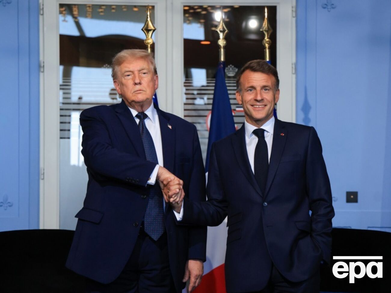 "Боже, дай мне сил".  Почему Трамп перестал доминировать и пожал руку Макрона, как "дохлая рыба"