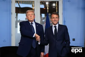 "Боже, дай мені сил". Чому Трамп перестав домінувати й потиснув руку Макрону, наче "дохла риба"