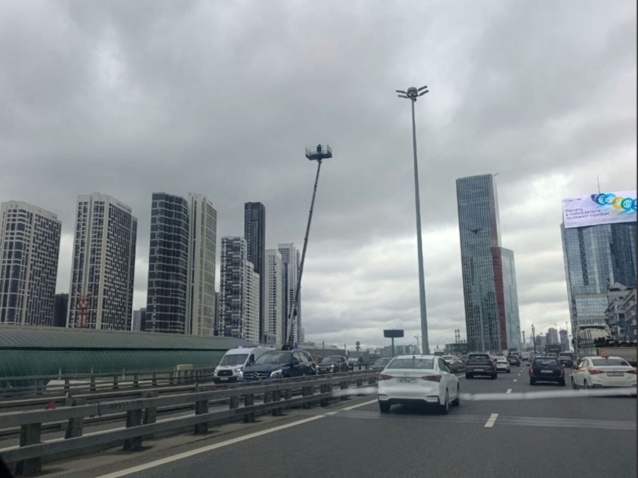 "Не помогло". В Москве ставят автовышки с военными для отстрела беспилотников