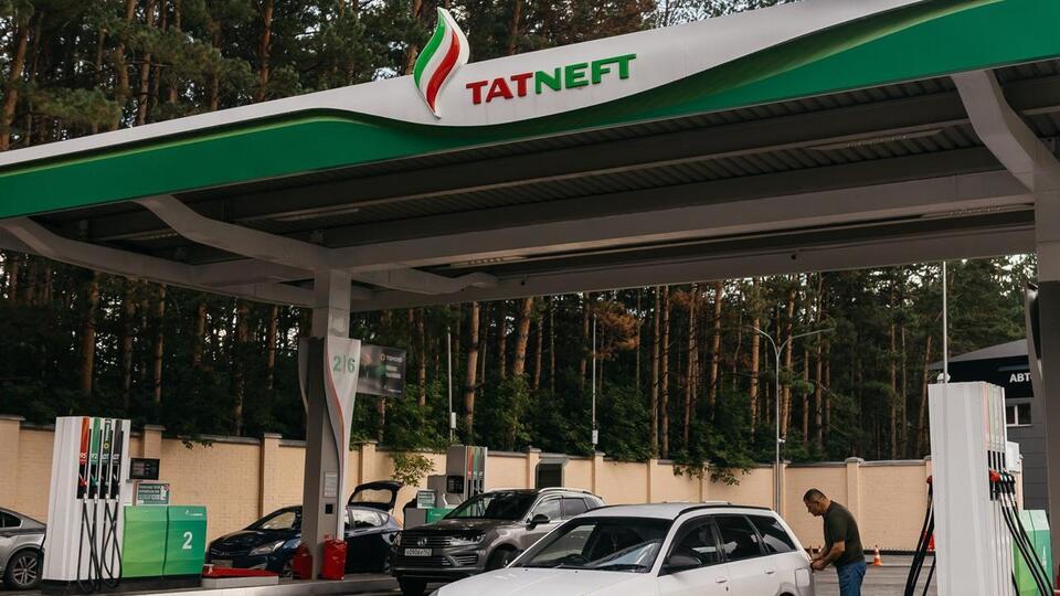В РФ топливный кризис принимает общенациональный масштаб. Ограничения могли ввести на каждой четвертой АЗС