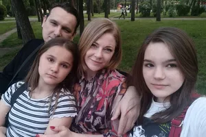 "Вітя був лікарем від Бога". Історія Світлани й Катерини Брагуца увійшла до музею "Голоси Мирних" Фонду Ріната Ахметова