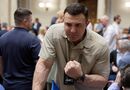 "Двох слів не може скласти". Відомий нардеп намагався пояснити, чому не бачиться з молодшим сином