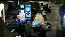 "Династію" збудовано, а укриття – ні". Чому кияни пересварилися через намети в метро і що кажуть у підземці
