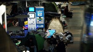 "Династію" збудовано, а укриття – ні". Чому кияни пересварилися через намети в метро і що кажуть у підземці
