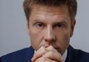 Нардеп Гончаренко несподівано став продавцем риби на Привозі. Він пив вино просто на базарі