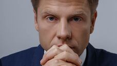Нардеп Гончаренко несподівано став продавцем риби на Привозі. Він пив вино просто на базарі
