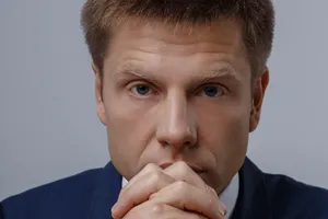 Нардеп Гончаренко несподівано став продавцем риби на Привозі. Він пив вино просто на базарі