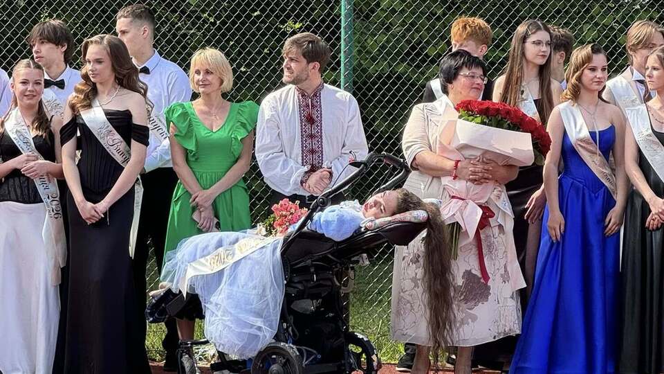 Однокласники не захотіли бачити дівчину зі СМА на своєму святі. Рішення одного випускника змінило все