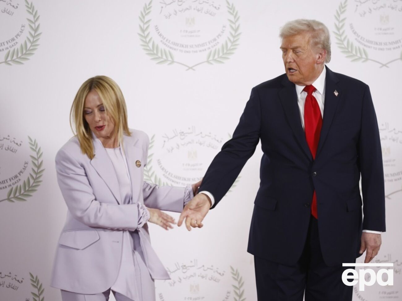Трамп заявив, що Мелоні благала його про фото, вона назвала його боягузом. Головне про сварку колись близьких союзників