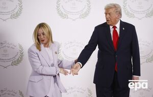 Трамп заявив, що Мелоні благала його про фото, вона назвала його боягузом. Головне про сварку колись близьких союзників