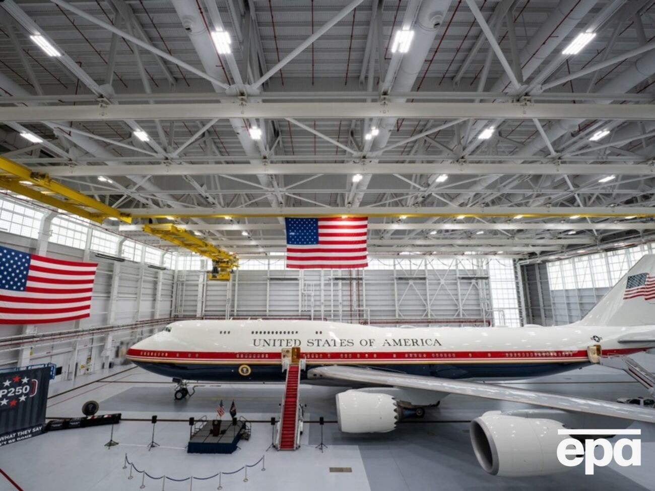 "Літаючий Білий дім". Трамп похизувався подарованим Катаром Boeing 747
