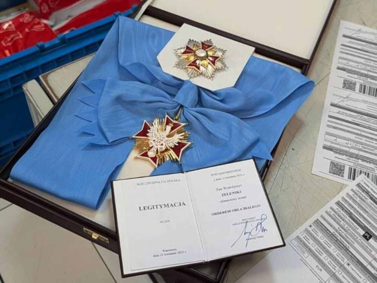 Зеленський поштою відправив Навроцькому орден Білого Орла і згадав про Катерину ІІ, Муссоліні й Шредера