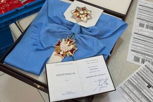 Зеленський поштою надіслав Навроцькому орден Білого Орла і згадав про Катерину ІІ, Муссоліні й Шредера
