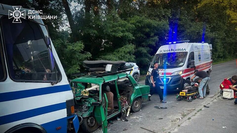 12 людей у салоні легковика. Кількість загиблих дітей у ДТП у Броварах зросла. Фото