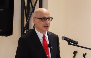 Учора Україні радили, як вести переговори, сьогодні пояснюють, кого вважати героями, а завтра...