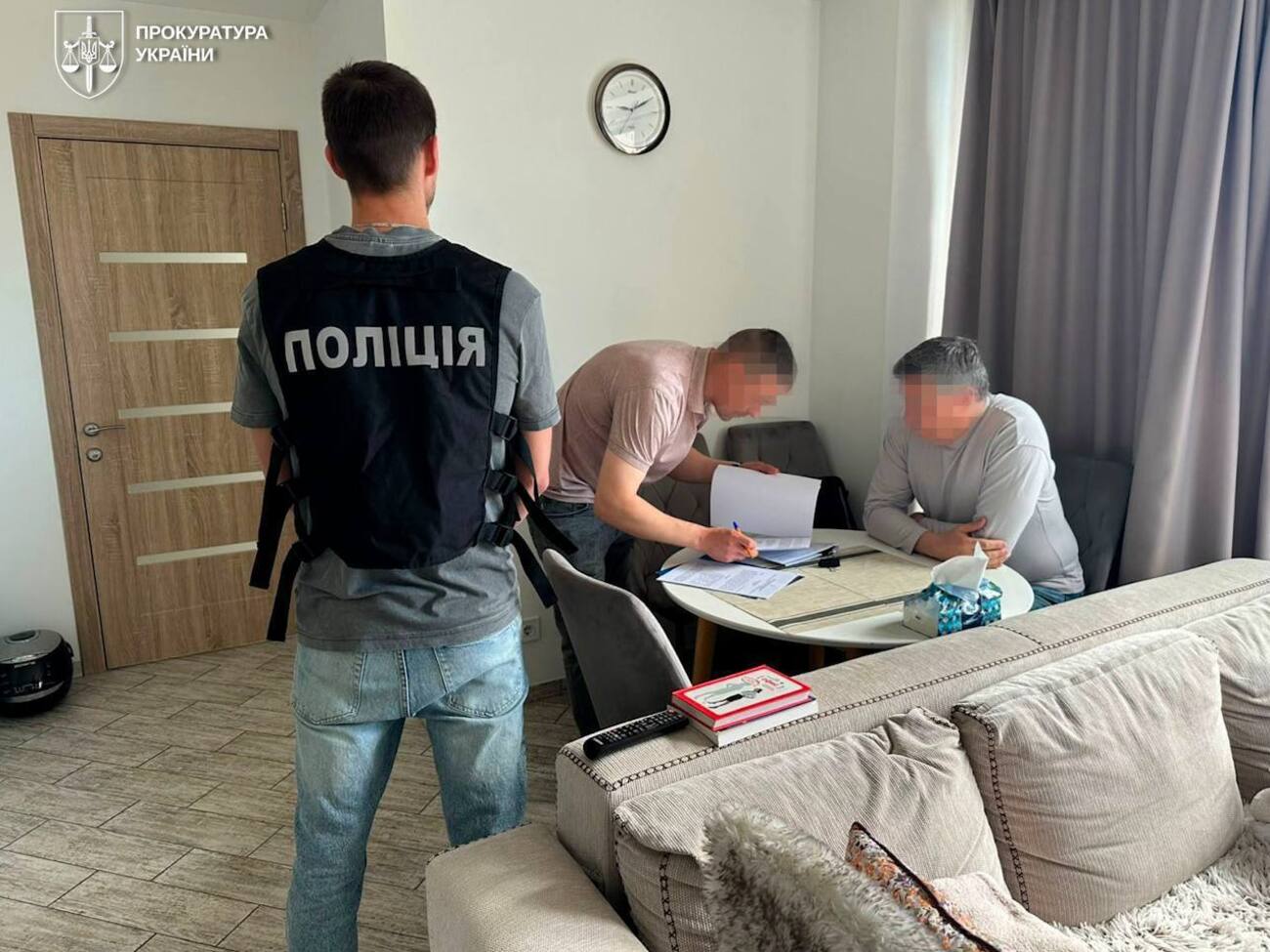 Ексочільник Мінкульту дістав підозру через схему виїзду чоловіків за кордон як "артистів"