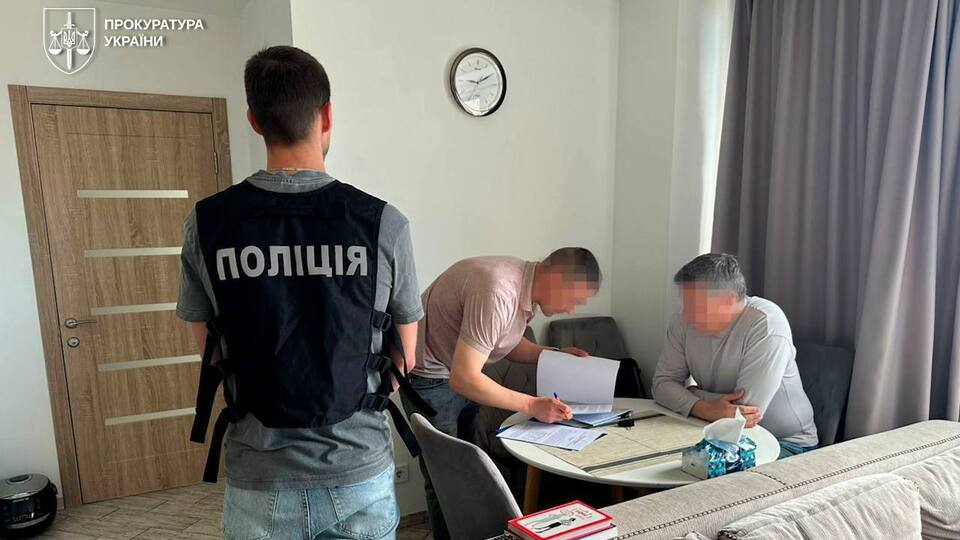 Ексочільник Мінкульту дістав підозру через схему виїзду чоловіків за кордон як "артистів"