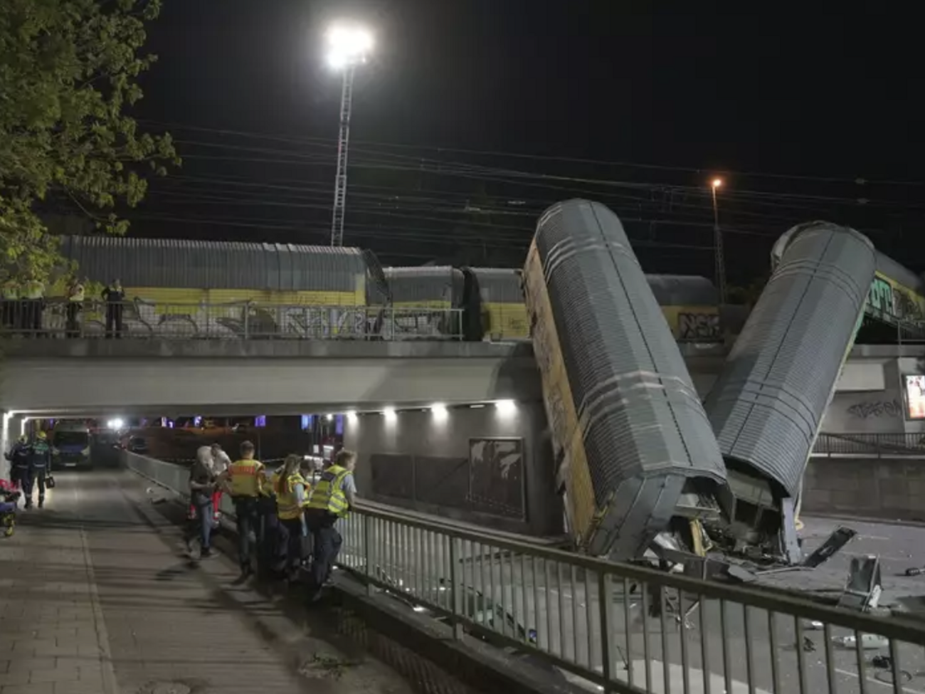 У Німеччині зірвався з мосту вантажний потяг. Подробиці