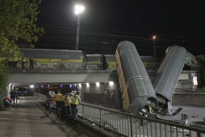 У Німеччині зірвався з мосту вантажний потяг. Подробиці