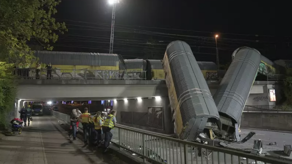 У Німеччині зірвався з мосту вантажний потяг. Подробиці