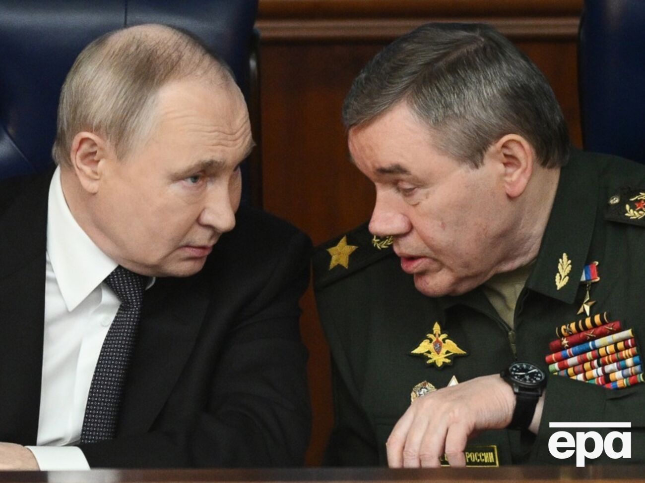 Оборонний сектор РФ на межі, але Путін слухає Герасимова, іноді – двічі на день – FT