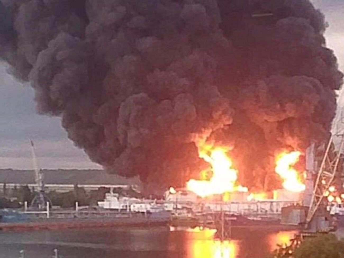 "Ого! Это жестко!" Ночью Крым атаковали дроны, горит терминал в Керченском порту. Видео
