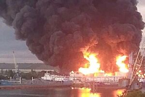 "Ого! Это жестко!" Ночью Крым атаковали дроны, горит терминал в Керченском порту. Видео
