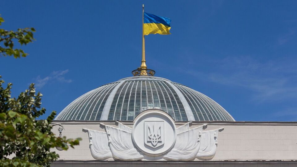 Уперше за 30 років Конституцію України переклали. Про що йдеться