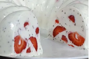 Ніжний десерт без духовки й борошна, який можна готувати все літо. Усі дякують за цей простий рецепт