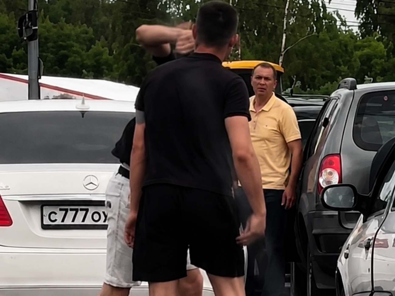 Россияне в очереди за бензином избили друг друга кулаками по голове. Видео
