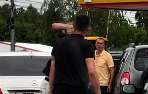 "Аж лапті злітають". Росіяни жорстоко побилися в черзі за бензином. Відео