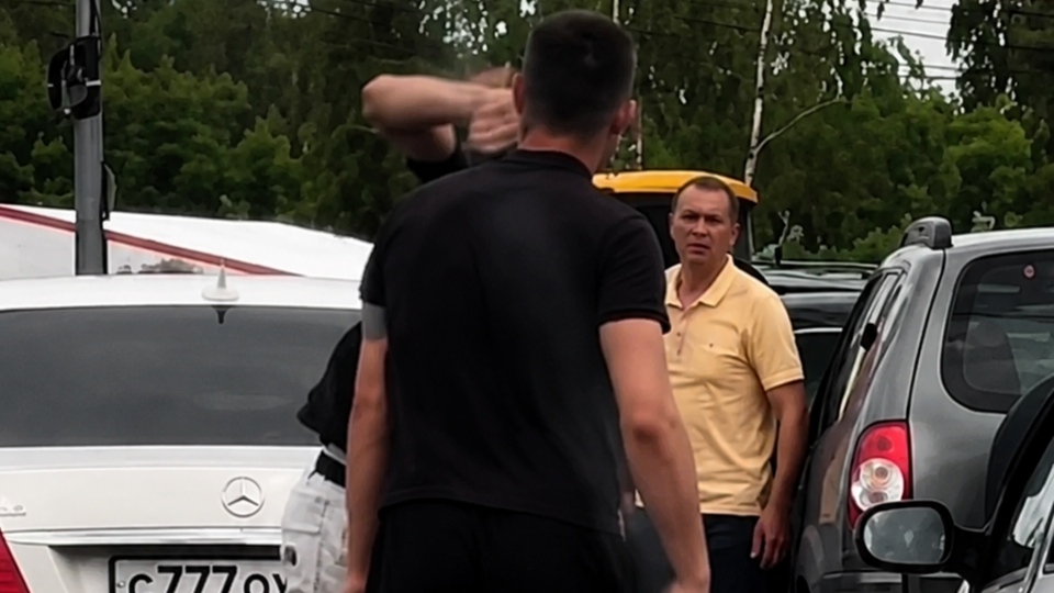 "Аж лапти слетают". Россияне жестоко подрались в очереди за бензином. Видео