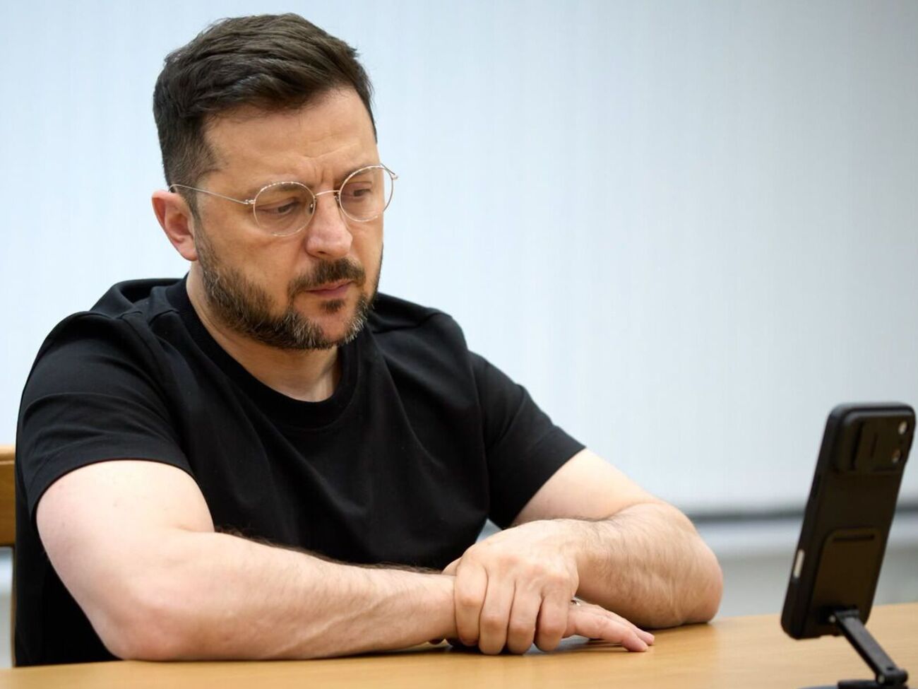 Зеленський розповів, як відреагував на політ над Москвою люку з резервуара НПЗ