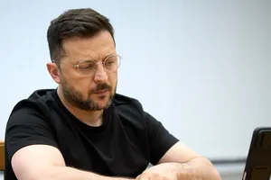 Зеленский рассказал, как отреагировал на полет над Москвой люка с резервуара НПЗ