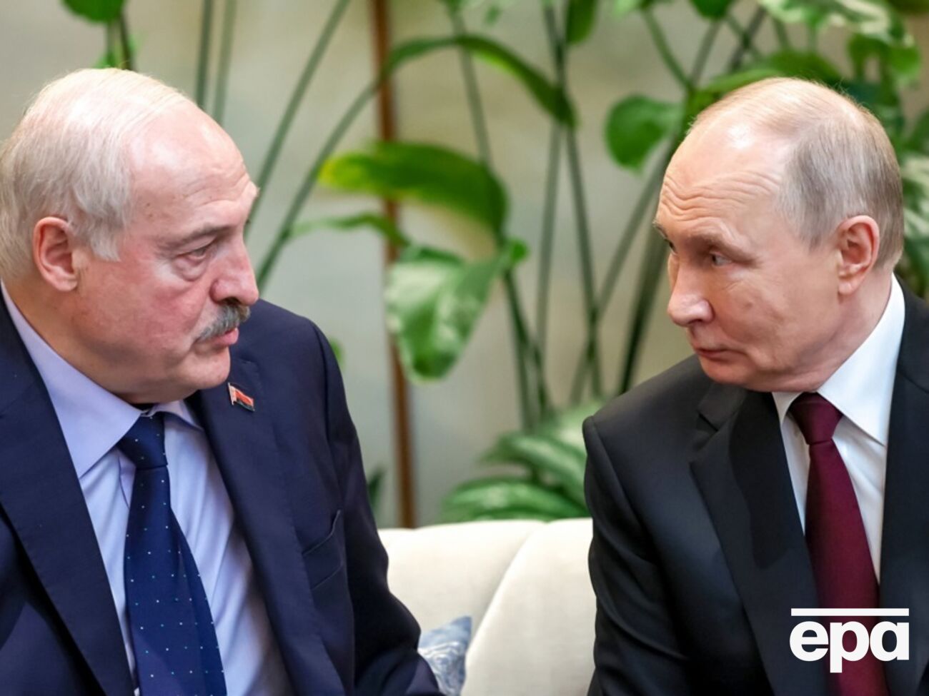 Росія тисне на Лукашенка, щоб відкрити новий фронт проти України – WSJ