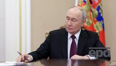"Слідкуйте за папірцями в його руках". Дивну поведінку Путіна обговорюють у мережі. Відео