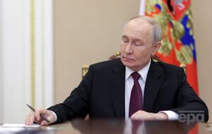 "Слідкуйте за папірцями в його руках". Дивну поведінку Путіна обговорюють у мережі. Відео