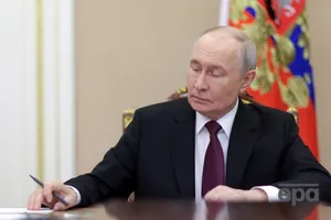 "Слідкуйте за папірцями в його руках". Дивну поведінку Путіна обговорюють у мережі. Відео
