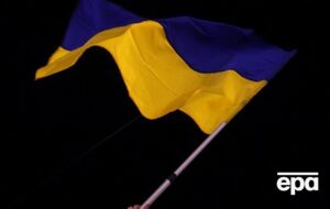 В Эстонии порвали и сожгли флаг Украины. Что говорят правоохранители