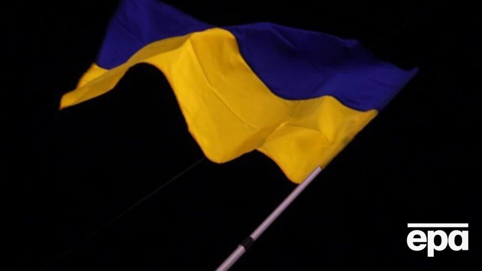 В Эстонии порвали и сожгли флаг Украины. Что говорят правоохранители
