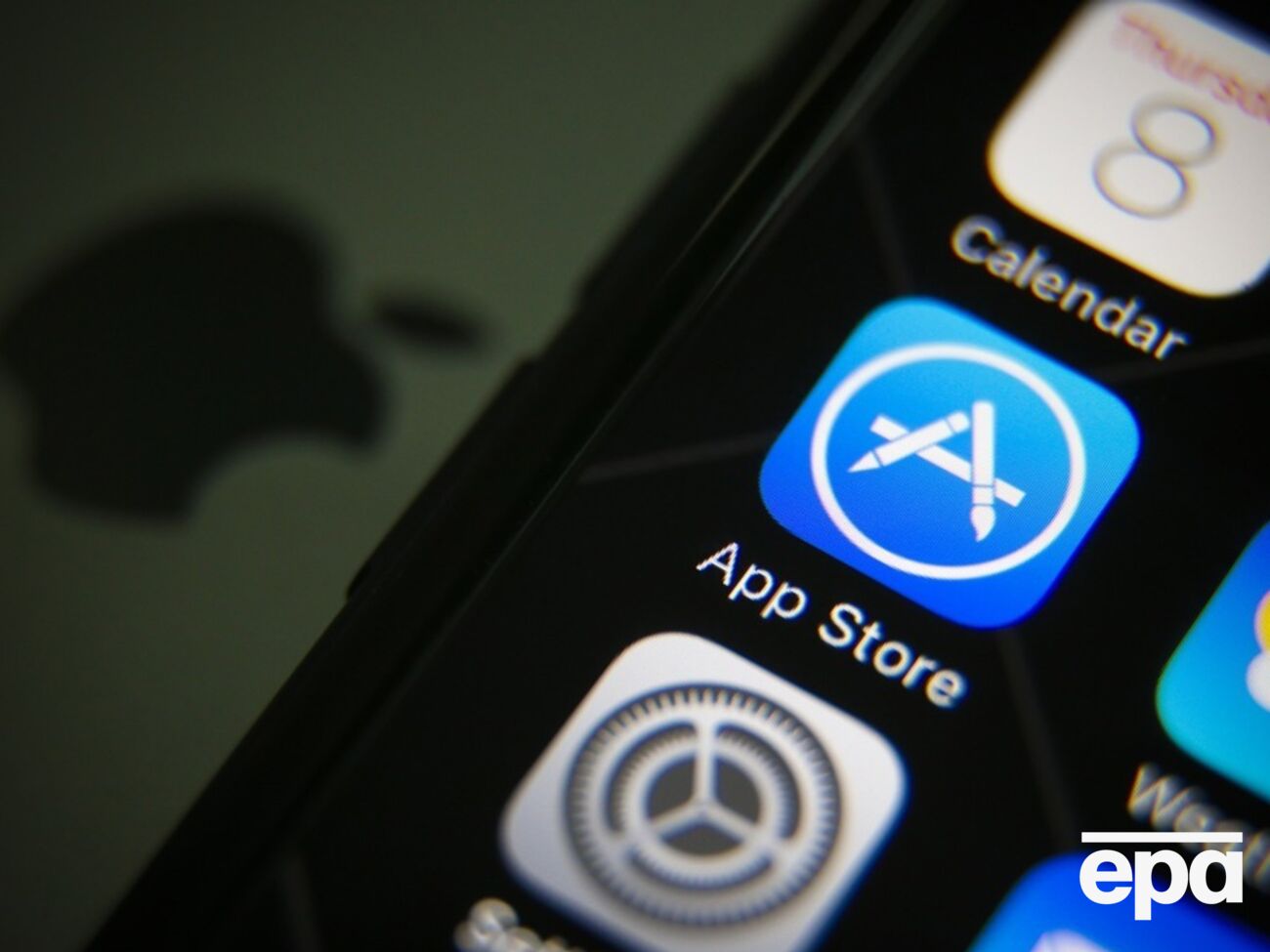 Російські застосунки без попередження видалили з App Store. Пєсков порадив перейти на Android
