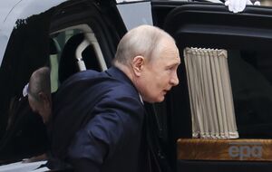 Як Путін ховається від українських дронів у Москві – нова пісня Слєпакова розриває мережу. Відео