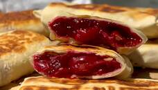 Пирожки с вишней готовятся без духовки, а получаются вкусными и сочными. Рецепт за пять минут