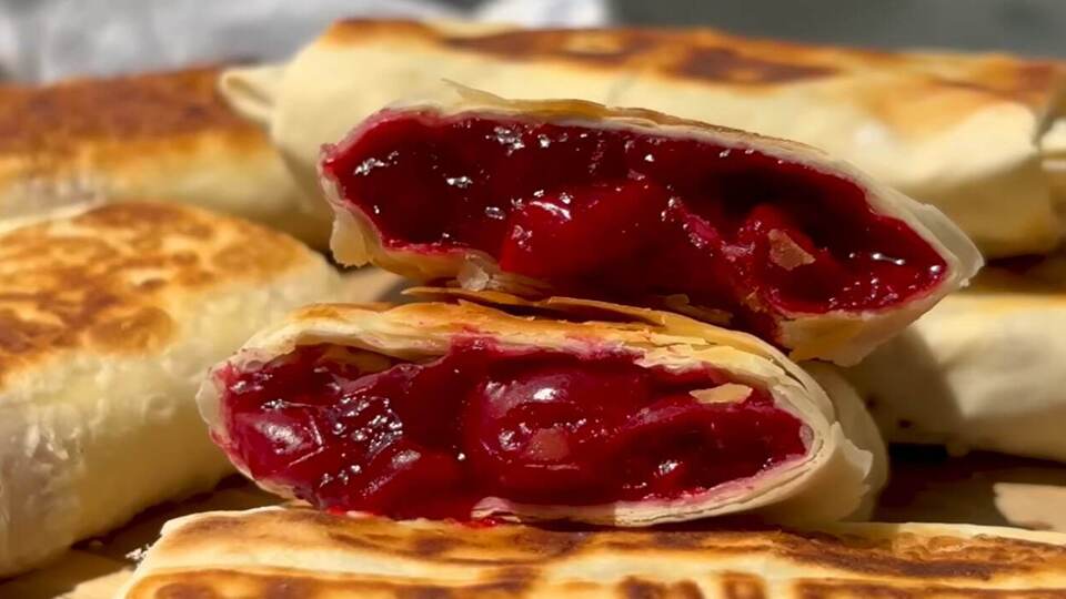 Пиріжки з вишнями готуються без духовки, а виходять смачними й соковитими. Рецепт за п'ять хвилин