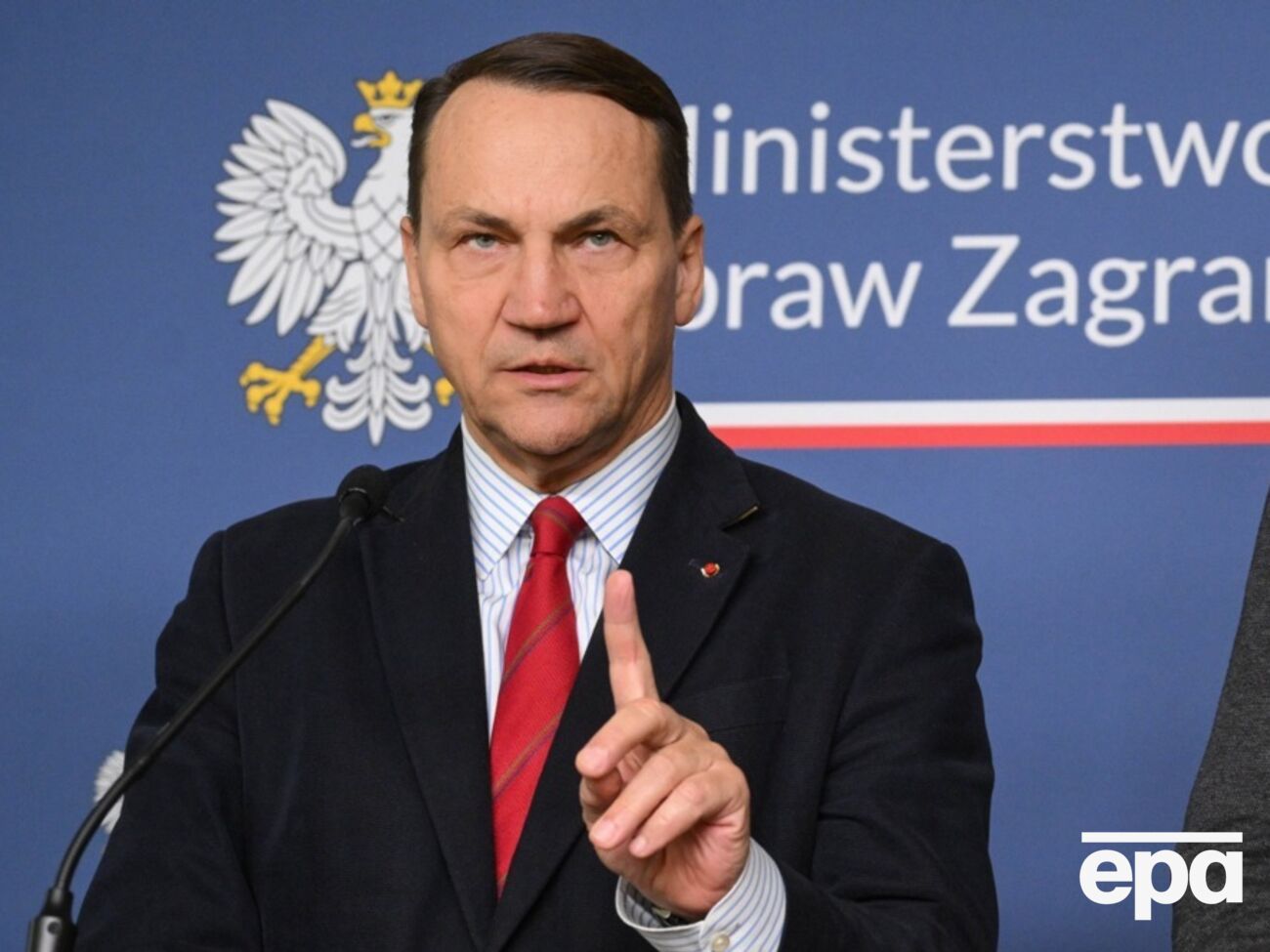 "Неадекватна" реакція і "принизливе" рішення. Сікорський висловився про орден Зеленського